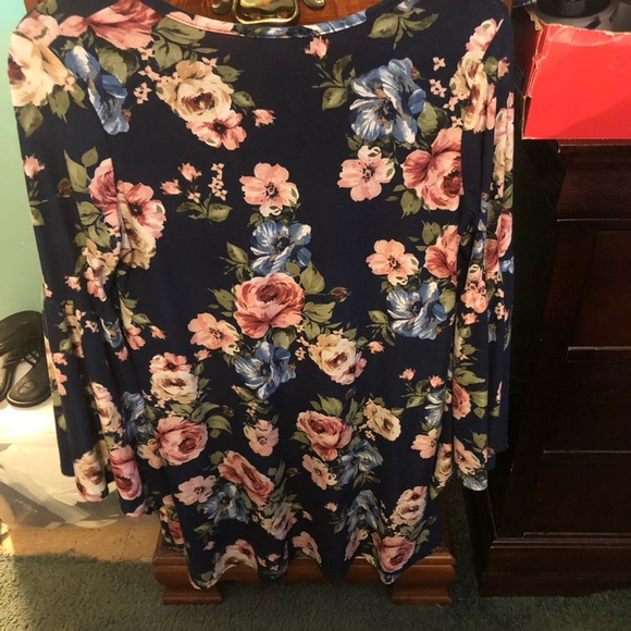 Floral V-Neck Women's Top - Picture 5 of 7